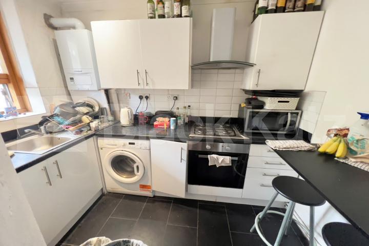 Superbly located & neutrally decorated throughout with wooden floors Brandon Street , Elephant and Castle
